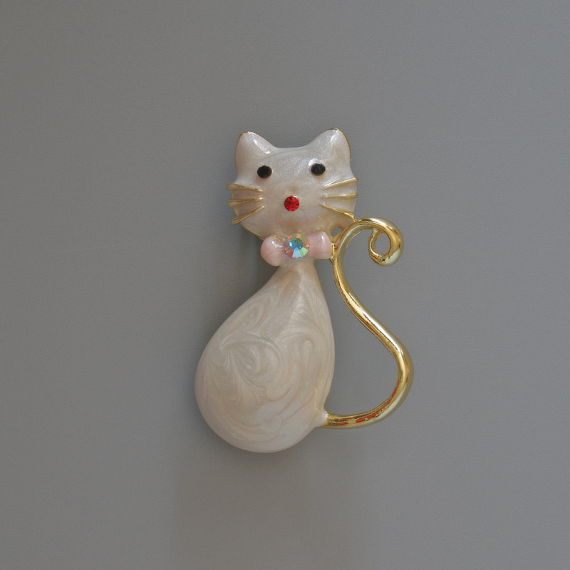 Brooch Pendant Cat White Pearl Enamel with Rhinestones, Gold-toned Metal 25x39mm