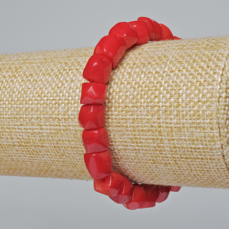 Bracelet with natural coral, faceted beads (assorted, medium size), diameter 9×10mm±, length 18cm± (stretch)