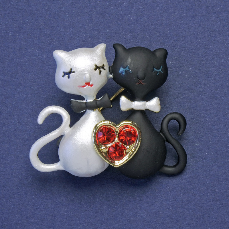 Brooch 'Lovers' Cats in Black and White Enamel with Red Crystals Gold Tone 28x33mm