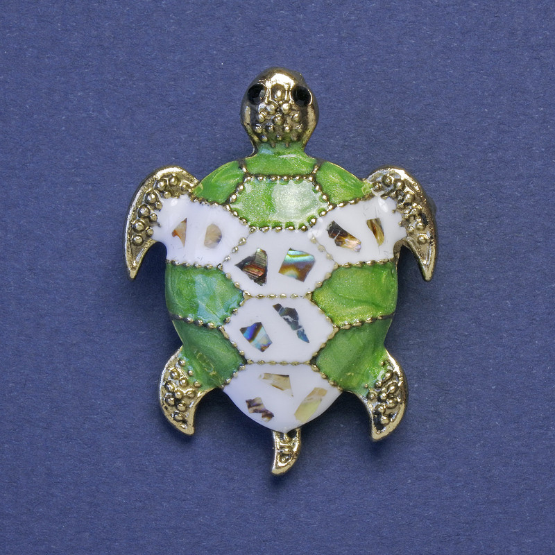Brooch-pendant Turtle green and white enamel halite gold-tone metal 27x35mm+