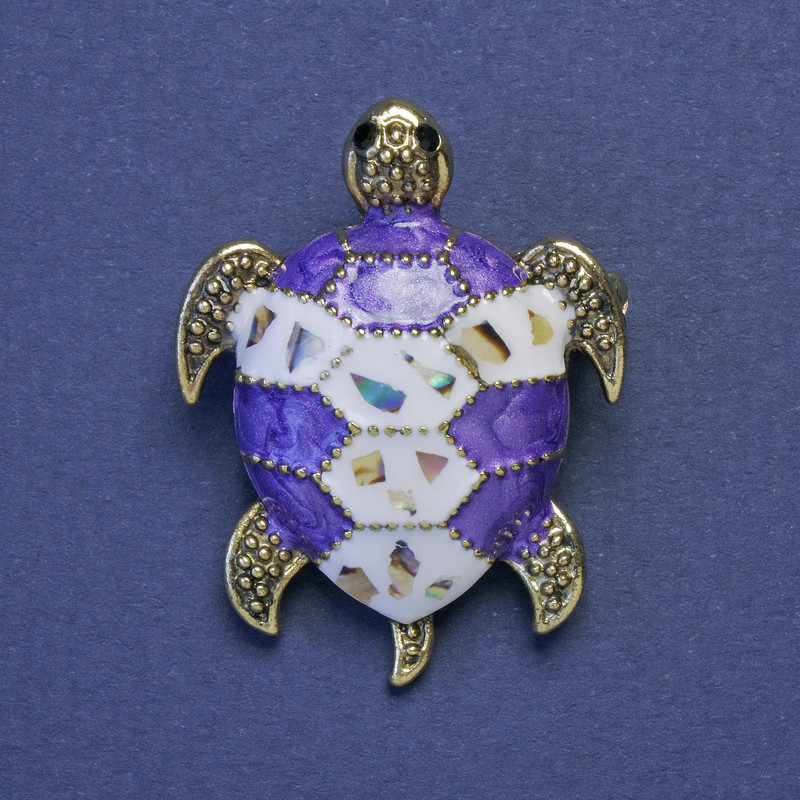 Brooch-Pendant Turtle Lavender and White Enamel Chalcedony Gold Tone Metal 27x35mm+
