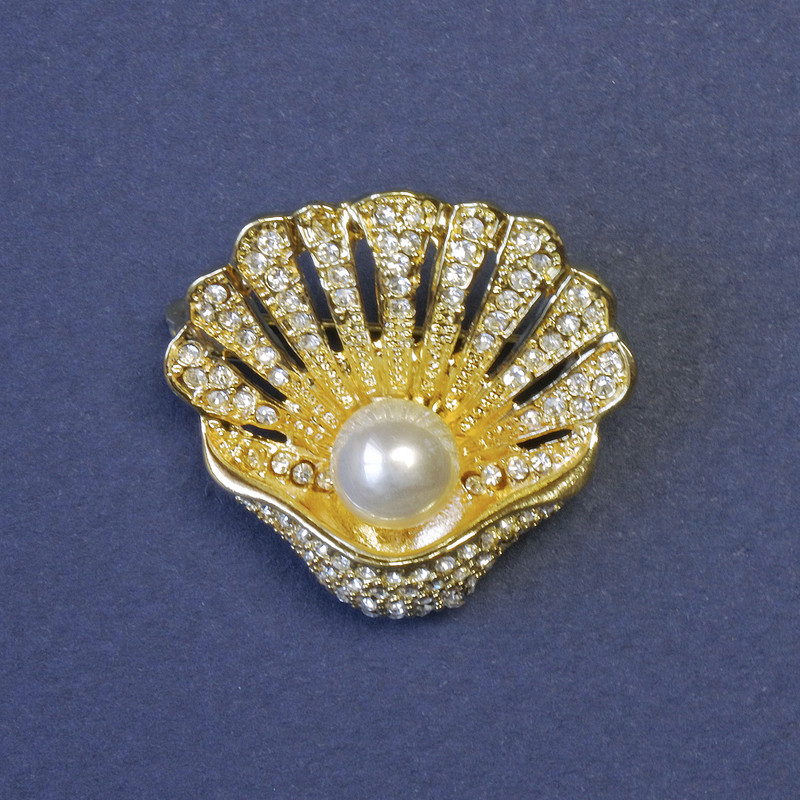 Brooch Shell with White Pearl studded with Crystals 28x28mm+- golden metal