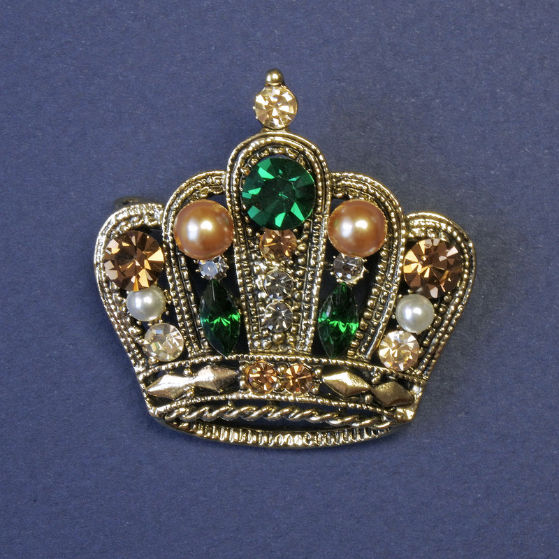 Brooch Crown with green and yellow rhinestones and pearls 40x40mm± gold-tone metal