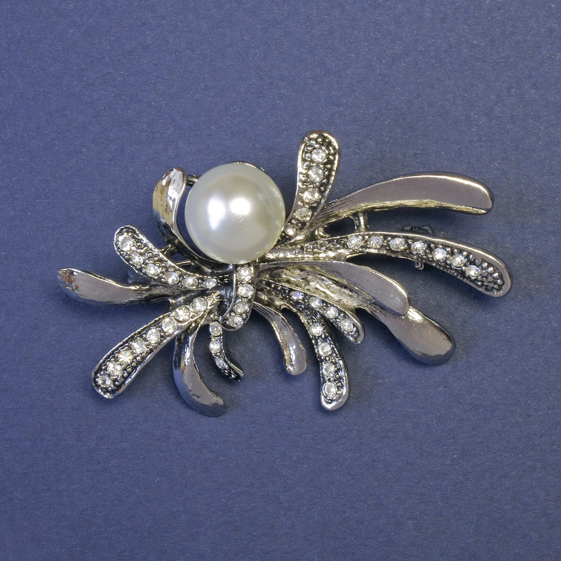 Brooch Accent with White Pearl and White Rhinestones 35x55mm± Silver Metal