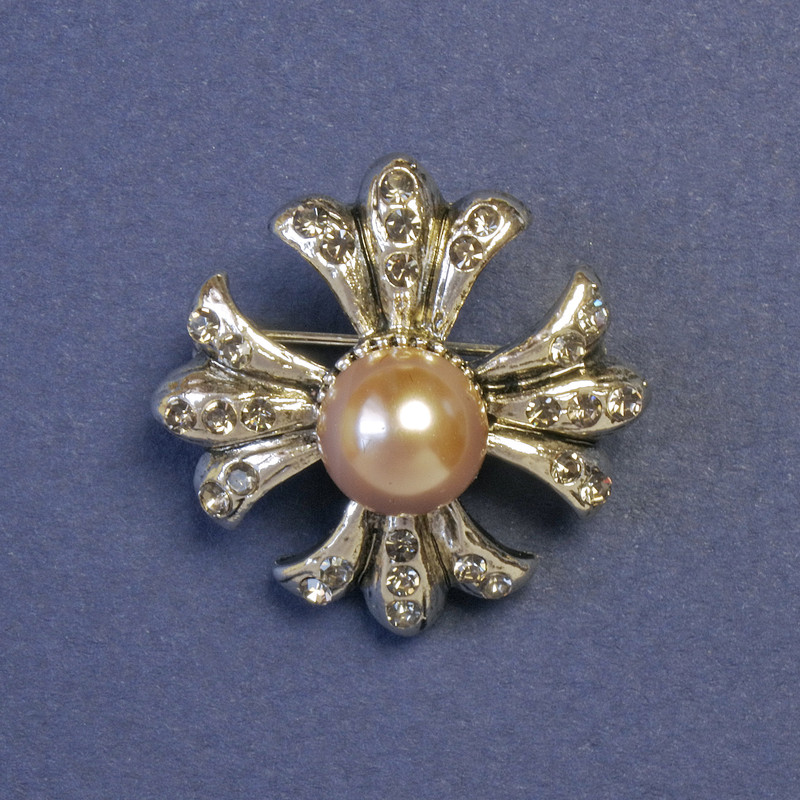 Accent Brooch with Pearl Maltese Cross 30x30mm+ silver metal