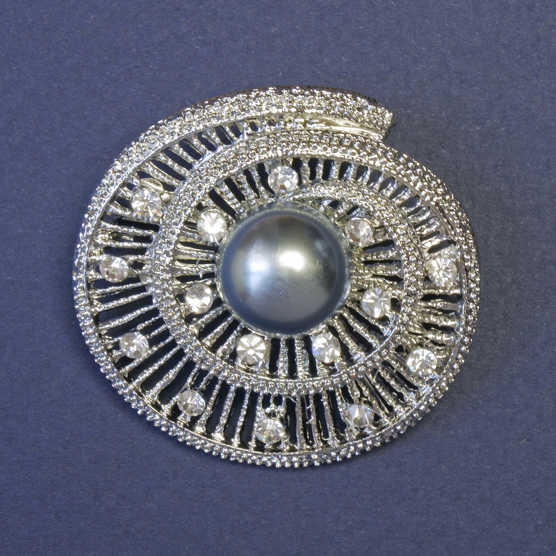 Brooch Accent with Gray Pearl and White Crystals (single) and Silver Metal 42×42 mm±