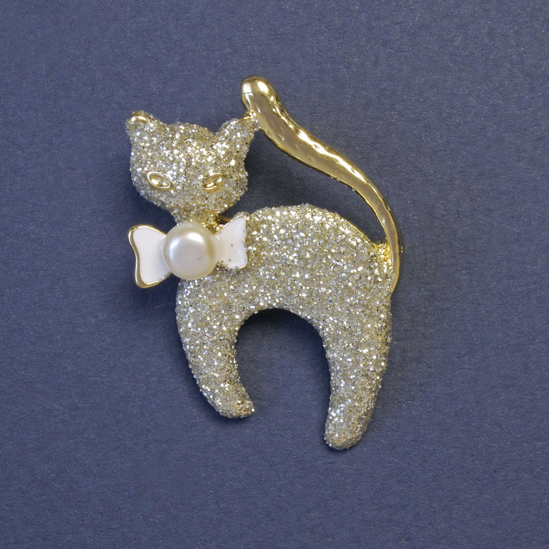 Shimmering Cat Brooch Silver Plating with Golden-Tone Metal 39x29mm+