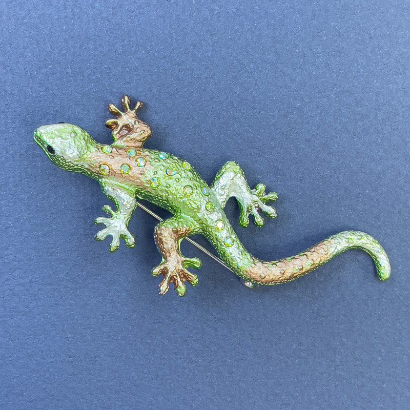 Brooch Lizard light green with rainbow rhinestones 29x74mm+