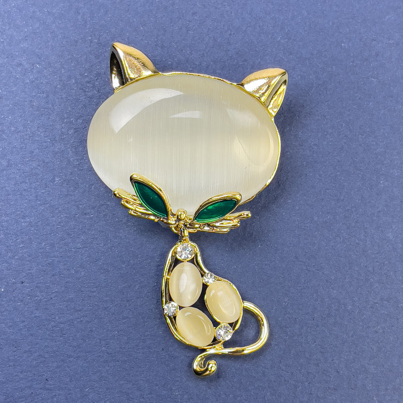 Brooch Cat with White Cat's Eye Stone and White Crystals Gold-tone Metal 34x58mm+