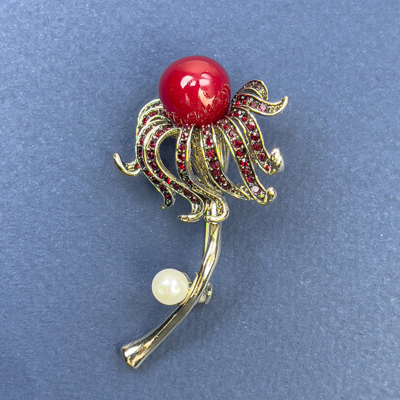 Brooch Flower with Pearl and Red Rhinestones Red Center Gold-tone Metal 30x56mm+