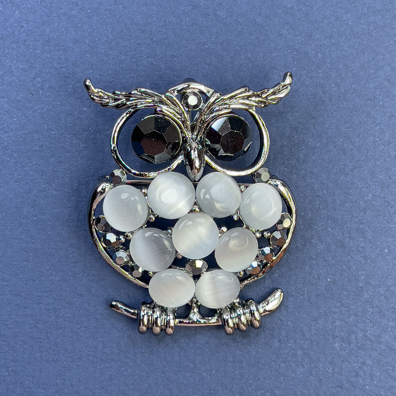 Brooch-Pendant Owl with Gray Cat's Eye and Gray Crystals, Silver Metal, diameter 36mm±, length 45mm±