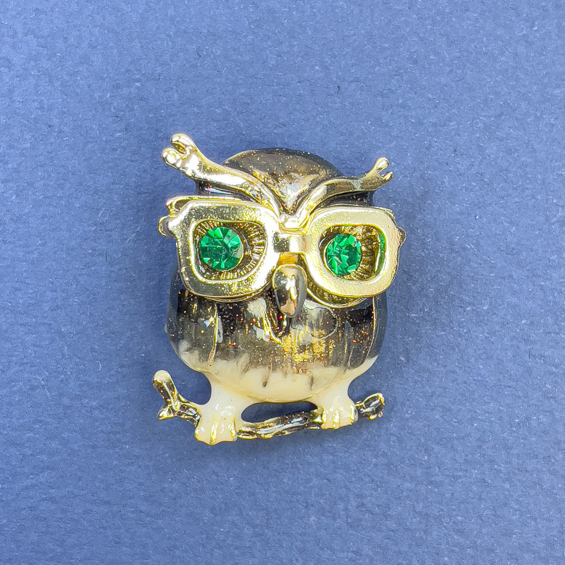 Brooch Pendant Owl with green rhinestones bronze enamel gold-tone metal, diameter 23mm+-, length 32mm+-