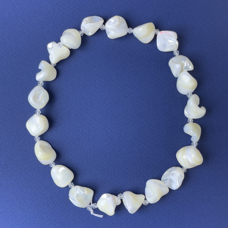 Mother-of-P pearl natural faceted beads 16x12mm± with 4mm seed beads on thread, length 39cm+