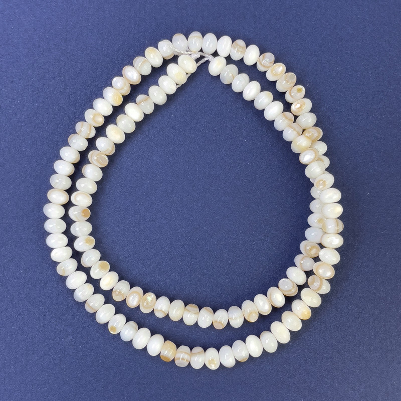 Mother-of-P pearl natural rondelle beads 5x3mm ± on thread, length 39mm+
