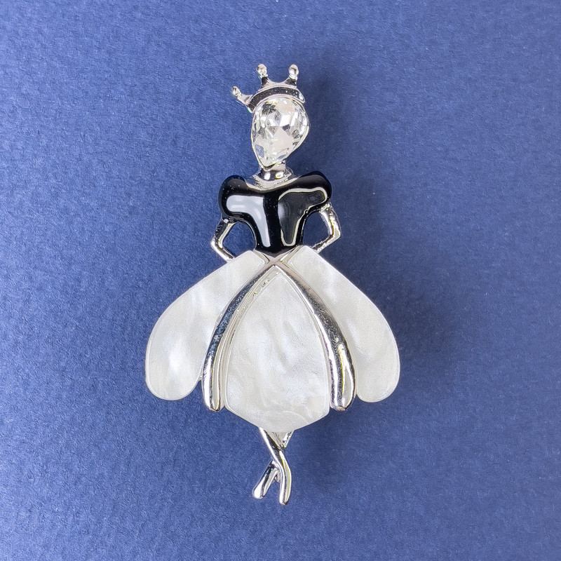 Brooch Pendant Princess Pearlized White Color Silver Metal 50x28mm+- white crystal