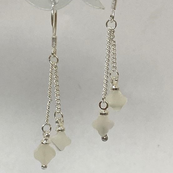 Earrings with Mother-of-P Pearl in Clover Shape, 6x2 mm ±, on a silver-toned chain, length 45 mm+