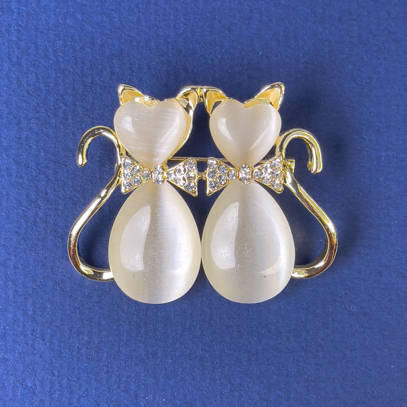 Brooch 'Cats' with White Cat's Eye and Clear Crystals, Gold-toned Metal, 31×38 mm