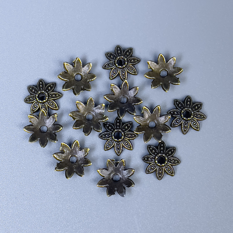 Bead cap findings in bronze color, diameter 7x0.5 mm±, hole diameter 0.5 mm±, packaging 70pcs
