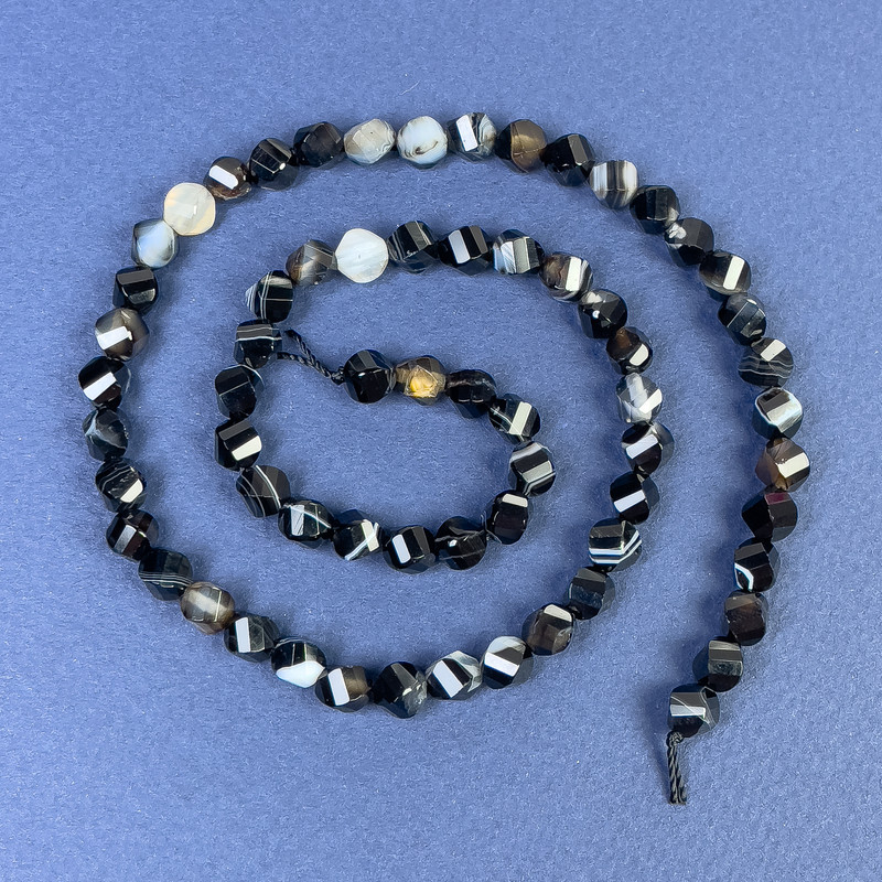 Agate Beads faceted diamond shape 6×5 mm on thread, length 38 cm+