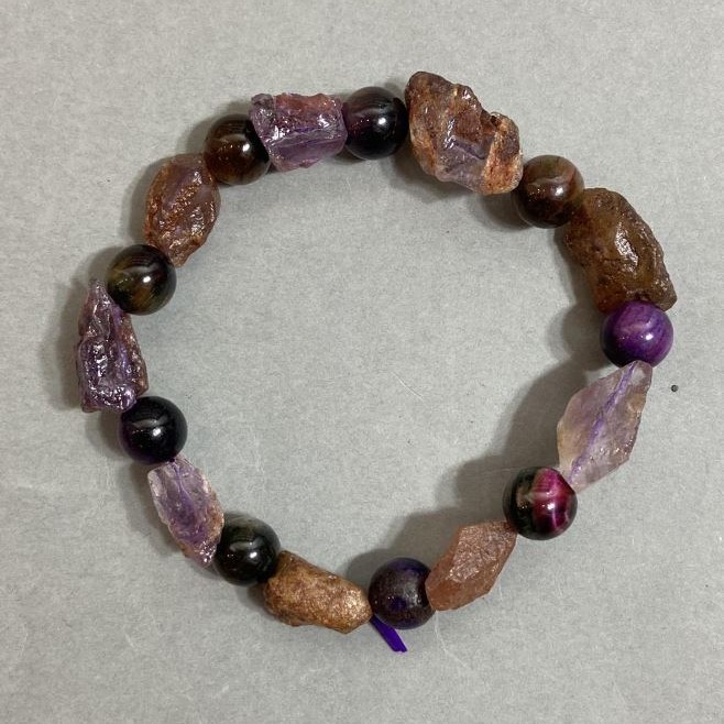 Bracelet Amethyst raw stone tumbled 15x10mm+-Cat’s Eye bead 8mm+-, length 18cm stretch
