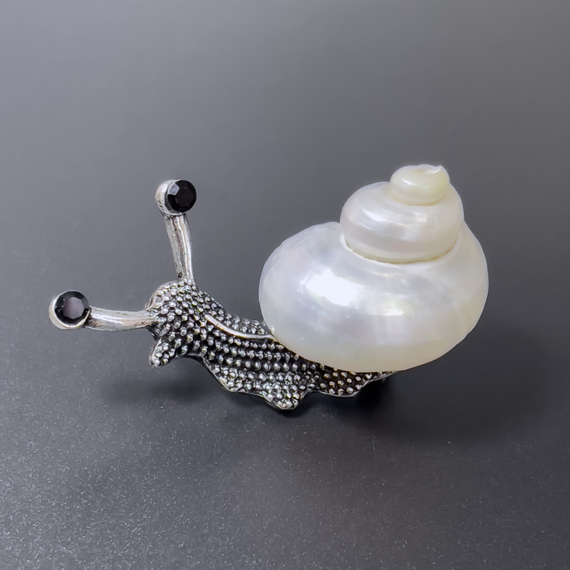 Brooch-Pendant Snail Pearlescent Silver Metal 53×26mm ± Black Crystal Beads