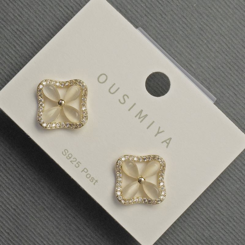 Earrings 'Clover' Cat's Eye 14 mm+ White Crystals Gold-Tone Metal