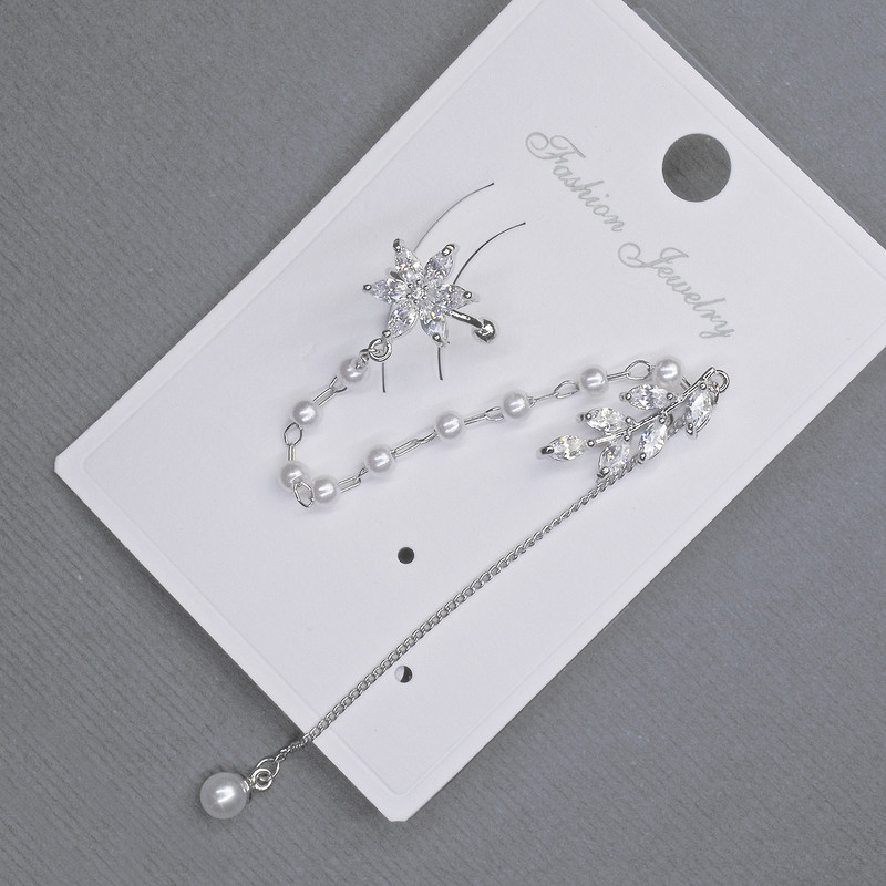 Stud Earring with cafe on the ear in silver metal with white rhinestones and pearls