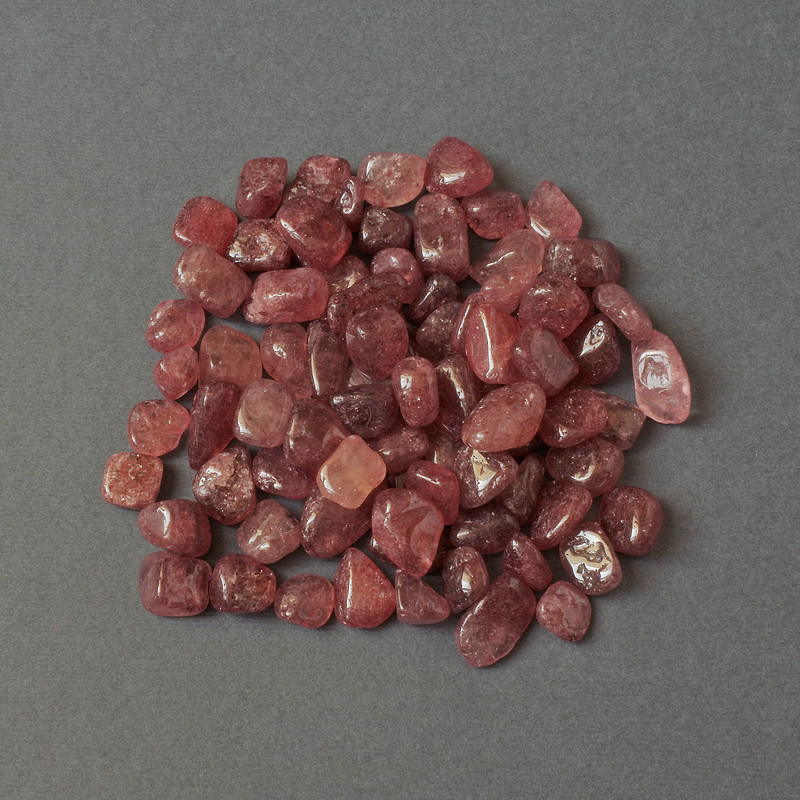 Natural Strawberry Quartz tumbled chip without hole 10-14×7-10mm ± (per 100 g ±)