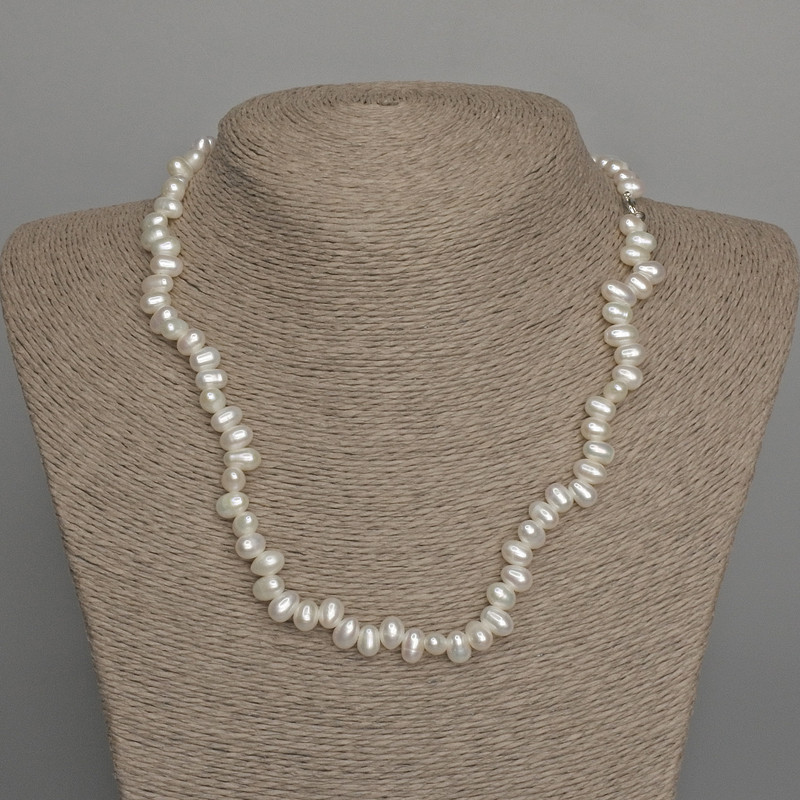 Necklace of natural freshwater oval pearls, diameter 7x5mm ±, length 46cm ±, with clasp