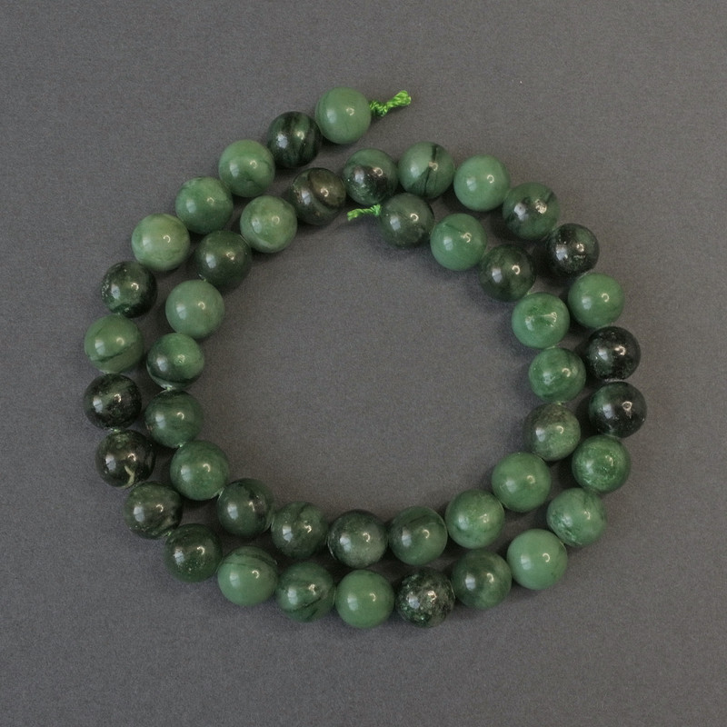 Emerald Beads smooth round sphere, 8.5mm diameter, length 39cm on thread