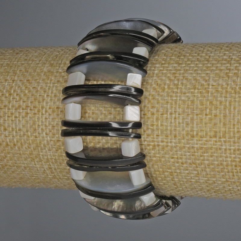 Bracelet Chalcedony with Mother of Pearl chain 28x2mm+- cube 5mm+-, thickness 9mm+-, length 18cm+- stretch