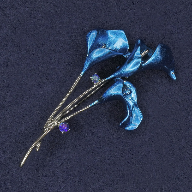 Brooch 'Calla' rhinestones blue enamel silver-tone metal 35×60 mm+