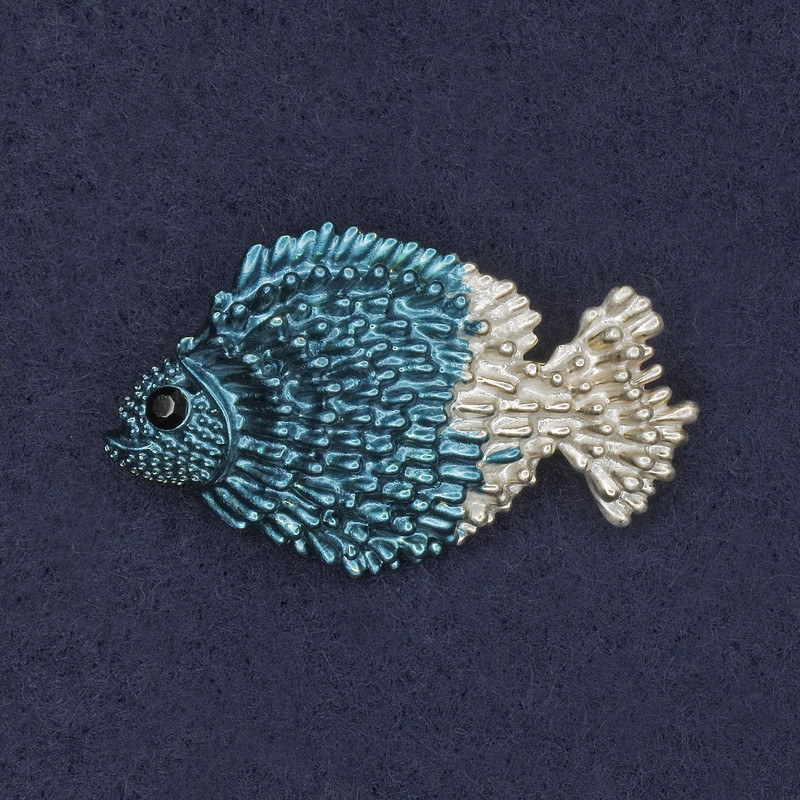Brooch Fish Blue and White Enamel Gold-Toned Metal 27×42 mm