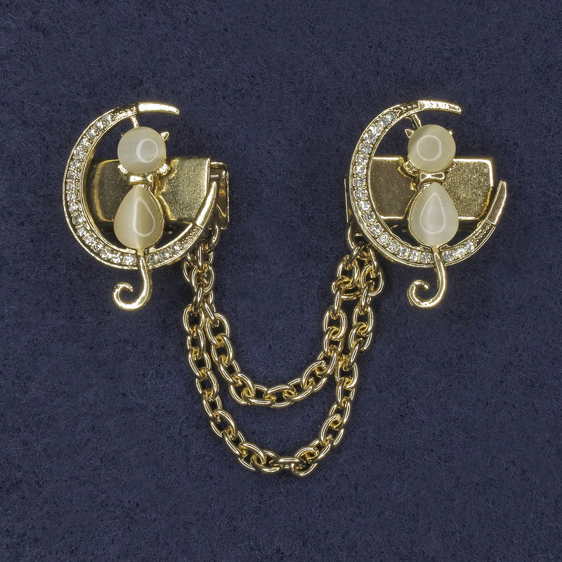 Brooch for cardigans White Cat's Eye, diameter 20×27 mm ±, white crystals, golden metal, chain length 9 cm ±