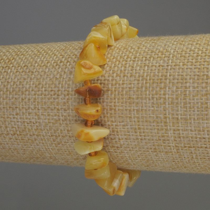 Amber Chip Bracelet with Beads on Stretch Foundation 9-11×3-5 mm ±, length 18 cm ±