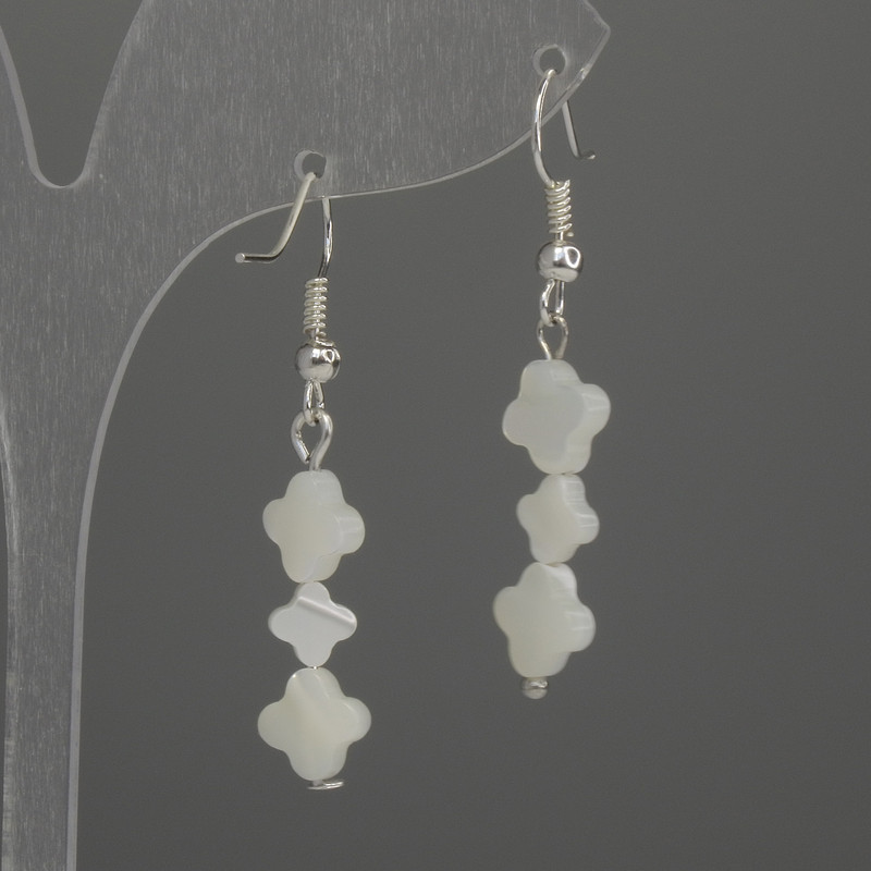 Earrings 'Shamrock' with Mother-of-Pearl 6mm±, length 43mm±