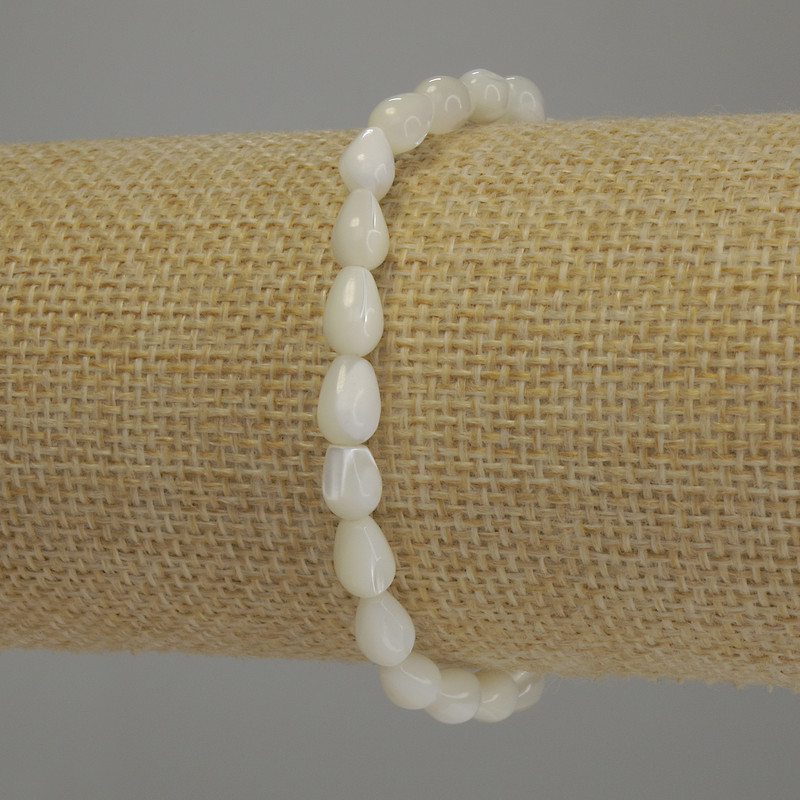 Bracelet with Mother of Pearl Drop, diameter 8x5mm±, length 18cm stretch