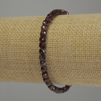 Garnet bracelet faceted cube, diameter 4x4mm±, length 18cm stretch