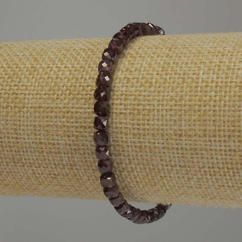 Garnet bracelet faceted cube, diameter 4x4mm±, length 18cm stretch