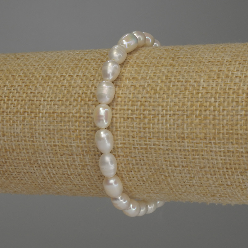 Bracelet with Freshwater Pearls, oval shapes, 8x5 mm +/-, length 18 cm (stretch)