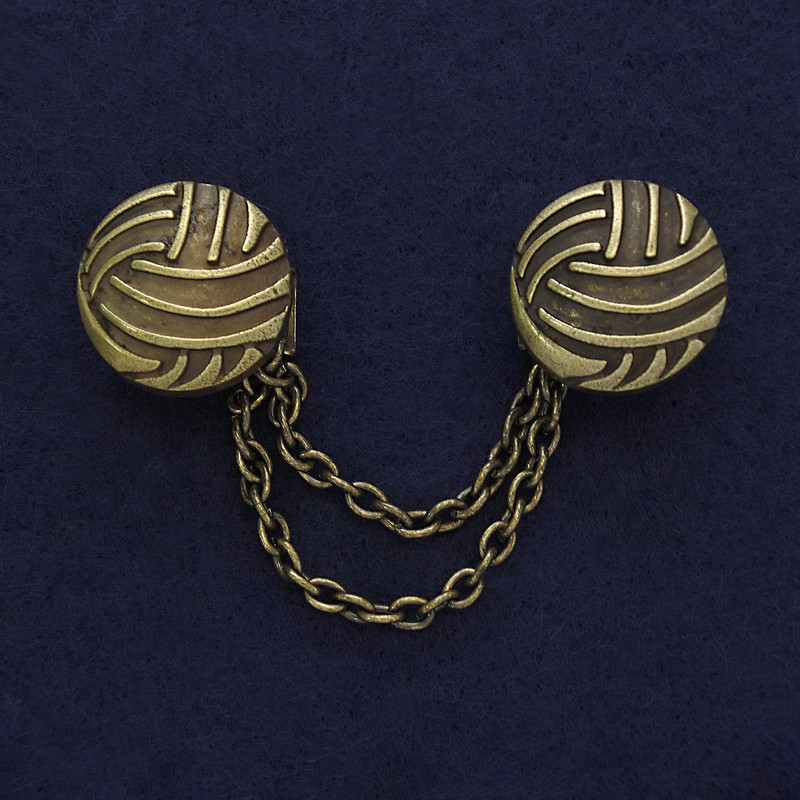 Brooch for cardigans bronze color, diameter 20 mm±, chain length 9 cm+