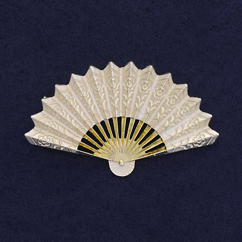 Brooch 'Fan' White Enamel with Gold-tone Metal 54×33mm+