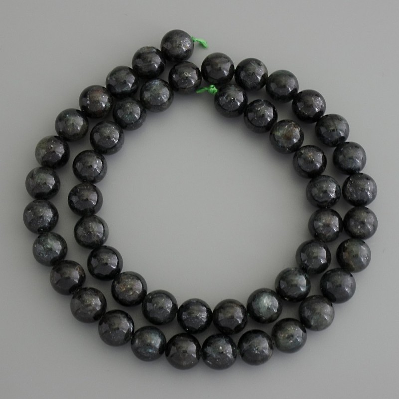 Emerald Fuchsit (Muscovite) Beads Smooth Sphere, 8 mm ± on thread, length 39 cm+