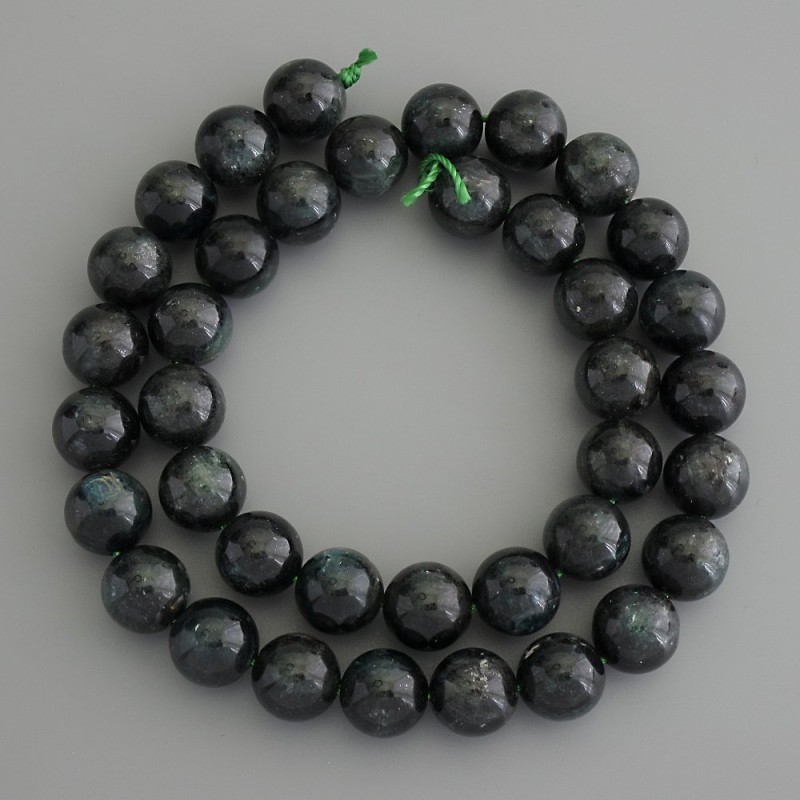 Emerald Fuchsit (Muscovite) Smooth Bead Sphere, diameter 10 mm± on thread, length 39 cm+