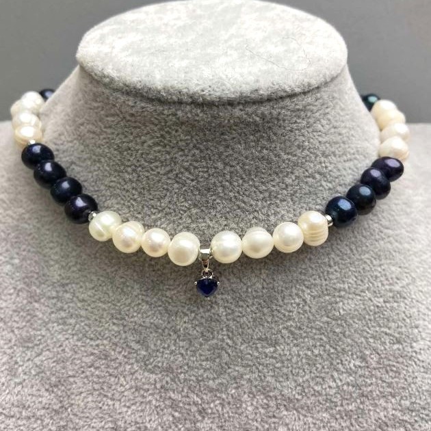 Choker in black and white River pearls, oval 8x6-7mm+- with pendant, length 38mm+- with extender chain