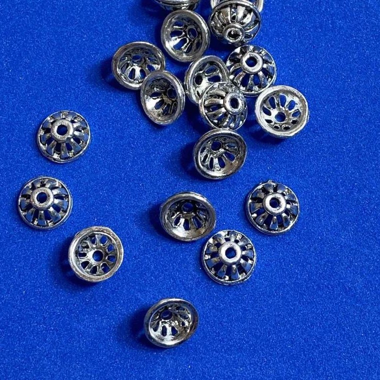 Cap findings for beads, cap in silver color, diameter 9×1 mm±, hole diameter ~2 mm±, packaged 20 g (~35 pcs)