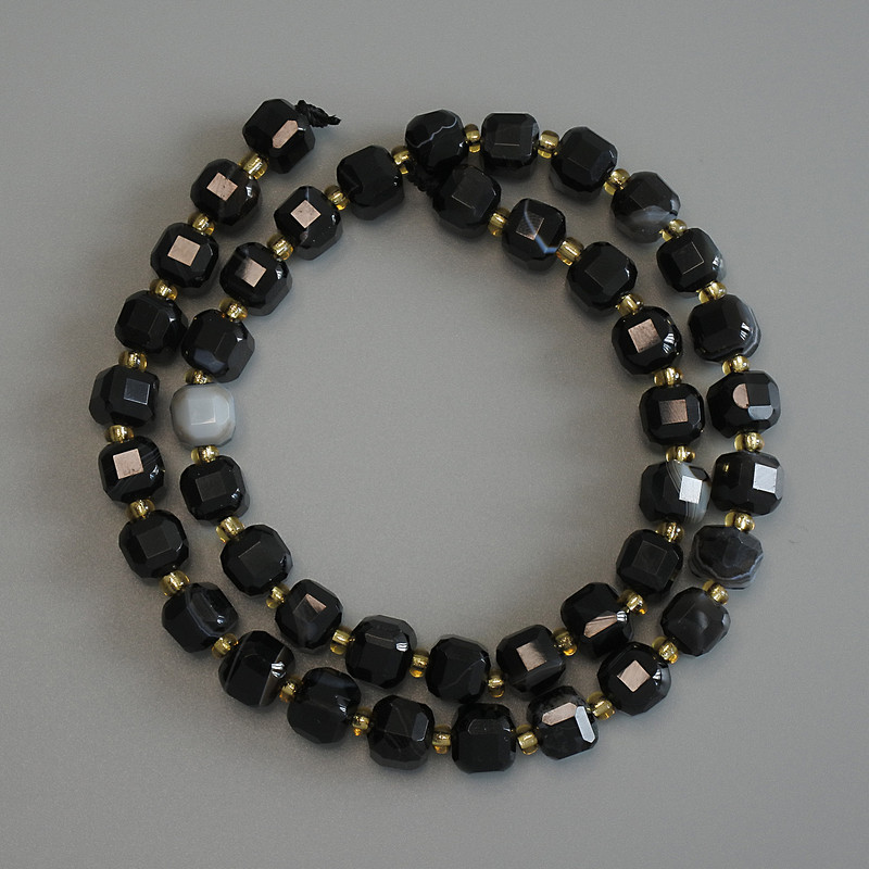 Agate Beads Faceted Cube 7x7mm+- with Seed Beads 3mm+- on Thread, Length 37cm+
