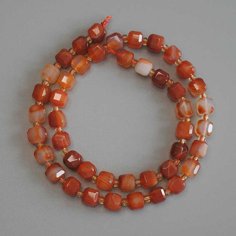 Agate Beads Faceted Cube 6x6mm+- on Thread, Length 37cm+
