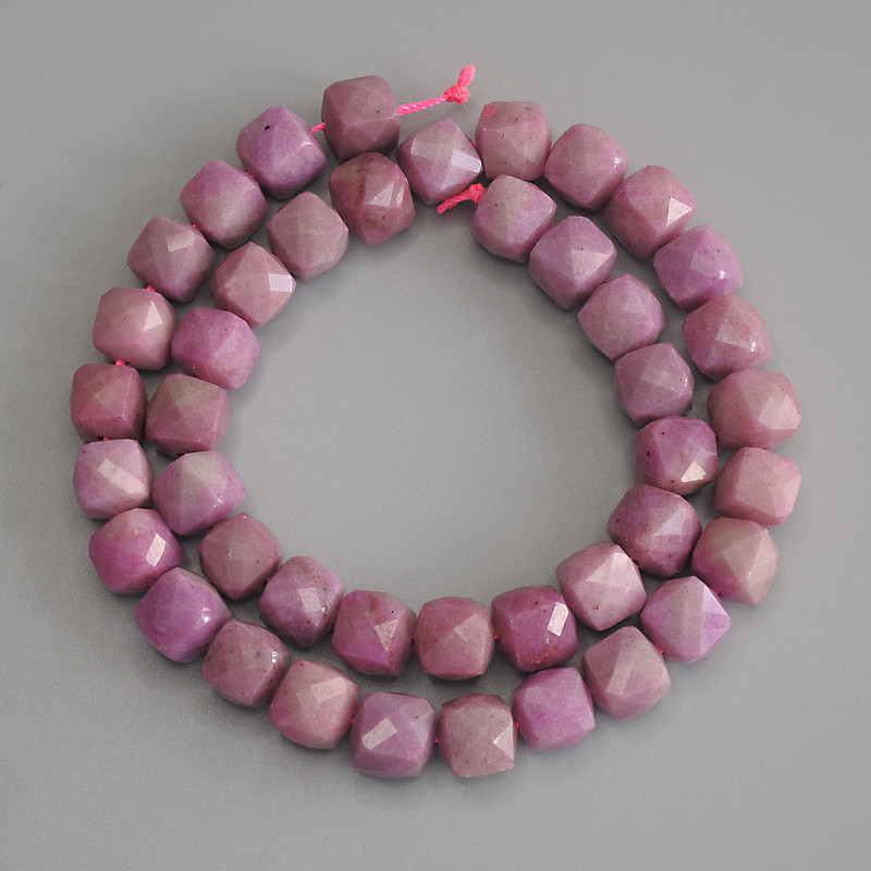 Phosphosiderite Beads Faceted Cube on Thread, diameter 9x9 mm±, length 37 cm±