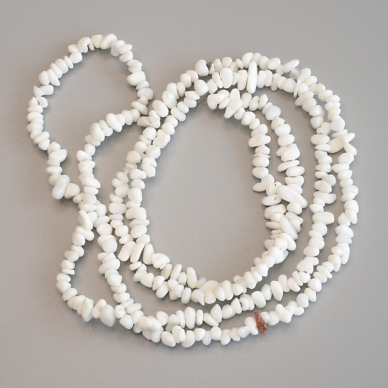 White Quartz Chip Beads, 4–7×3 mm, 86 cm length on a thread